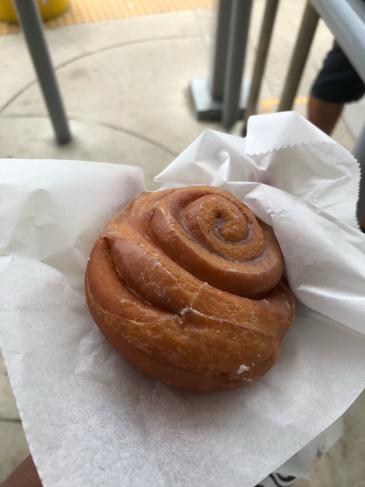 Dunkin' Donuts Sembawang, Singapore Cinnamon roll Review abillion