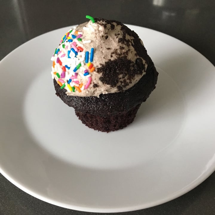 review photo of Wild Leek Food & Juice Bar Cupcake shared by @brikelly on 04 Jun 2021 - review