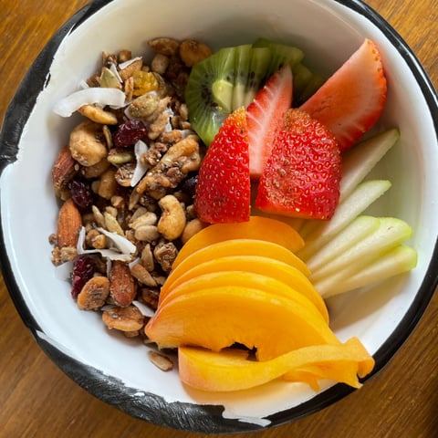 Yogur con fruta de estación y granola