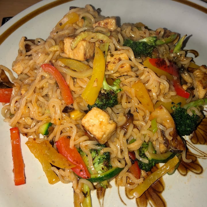 Batchelors Chow Mein Flavour Super Noodles Review abillion