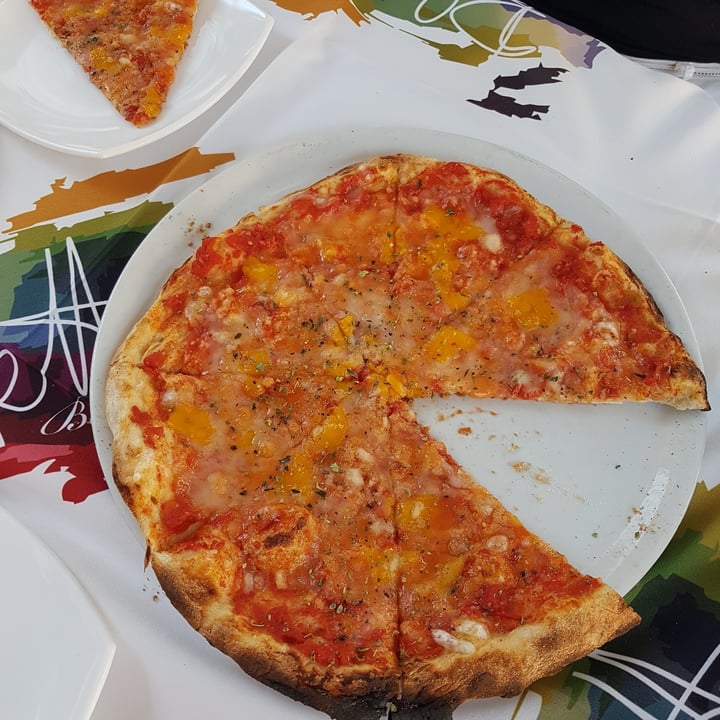 Pizzeria Palette Torremolinos, Spain Three cheeses pizza Review abillion