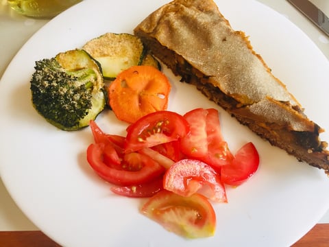 Torta rellena y verduras