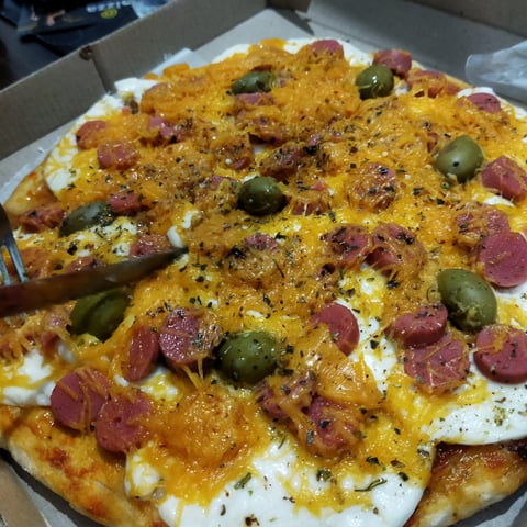 Pizza De Salchichas Con Cheddar