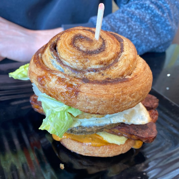 Copper Branch Rosemère, Canada Cinnamon bun breakfast sandwich Review