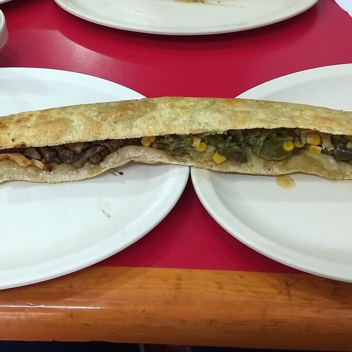 Los Machetes de Amparito Machete de champiñones y rajas con elote