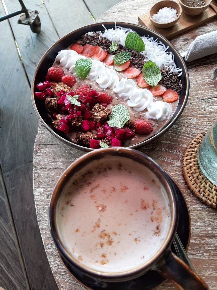 Zest Ubud Indonesia BLACK VELVET cacao smoothie bowl Review | abillion