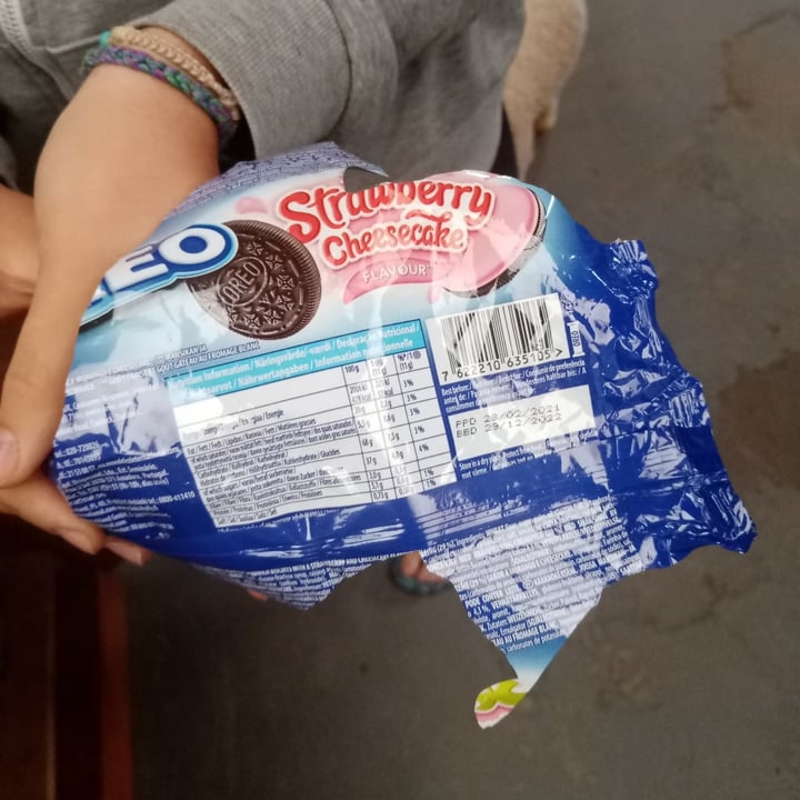 review photo of Mondelēz International Oreo strawberry cheesecake shared by @zoezurnamer on 07 Oct 2022 - review