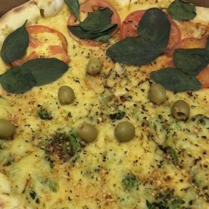 review photo of Nonna Carmello Pizzaria 1/2 Marguerita 1/2 Brocolis com Mussarela shared by @joytargino on 21 Oct 2022 - review