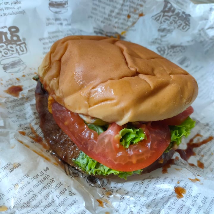 review photo of VeganBurg Singapore BBQ Burger with an Impossible Patty and a Vegan Egg shared by @edenlim on 27 Mar 2020 - review