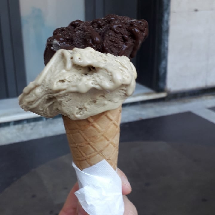 Gelateria La Dolce Vita La Spezia, Italy gelato cioccolato e pistacchio