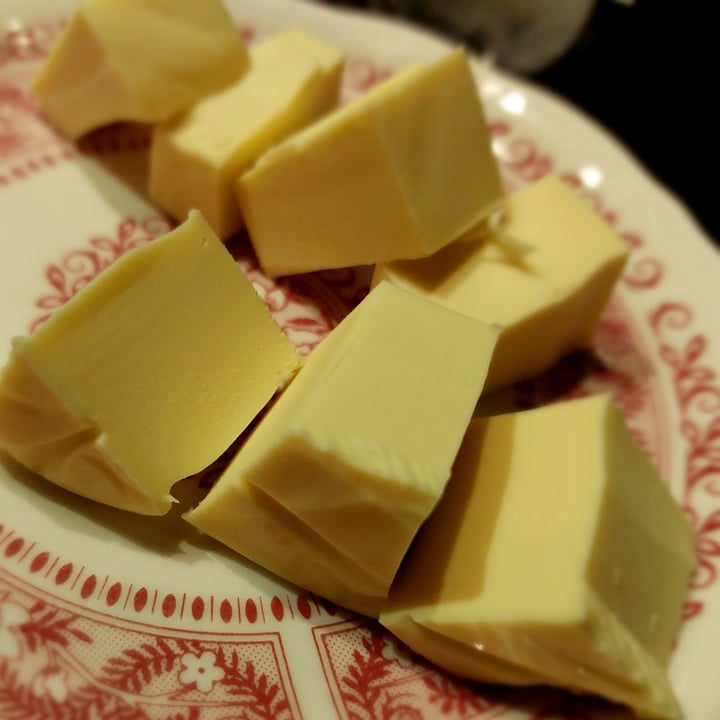 review photo of Violife Epic Block Mature Cheddar Style shared by @hbchic on 30 Dec 2021 - review