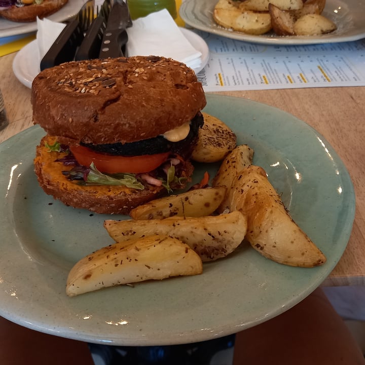 Lexi's Healthy Eatery Sandown, Sandton, South Africa Activated Charcoal Burger Review abillion