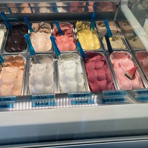 Gelato gisto pistacchio e nocciola con panna vegetale e cono vegan