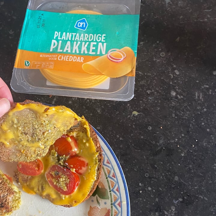 review photo of Albert Heijn Plantaardige plakken Cheddar shared by @juliafelicie on 04 Oct 2021 - review