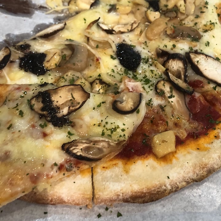 SauteSan Kallang, Singapore Black truffle mushroom pizza Review abillion