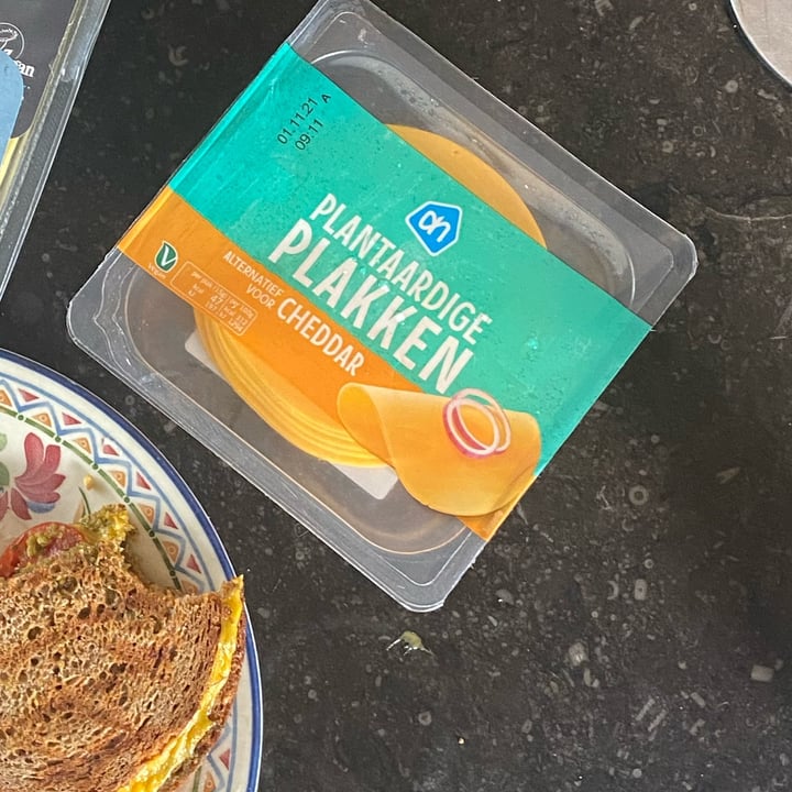 review photo of Albert Heijn Plantaardige plakken Cheddar shared by @juliafelicie on 04 Oct 2021 - review
