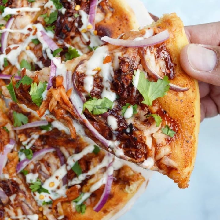review photo of La Veranda Italian Cuisine VEGAN BBQ JACKFRUIT PIZZA shared by @ceespicy on 08 Dec 2021 - review