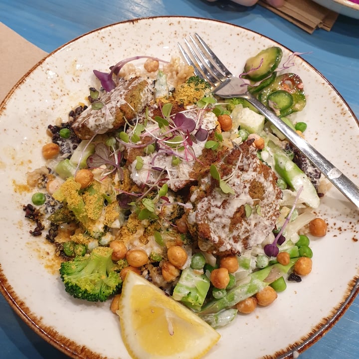 review photo of Life Alive Organic Cafe Spring Falafel Bowl shared by @autumnleaves on 29 Mar 2022 - review