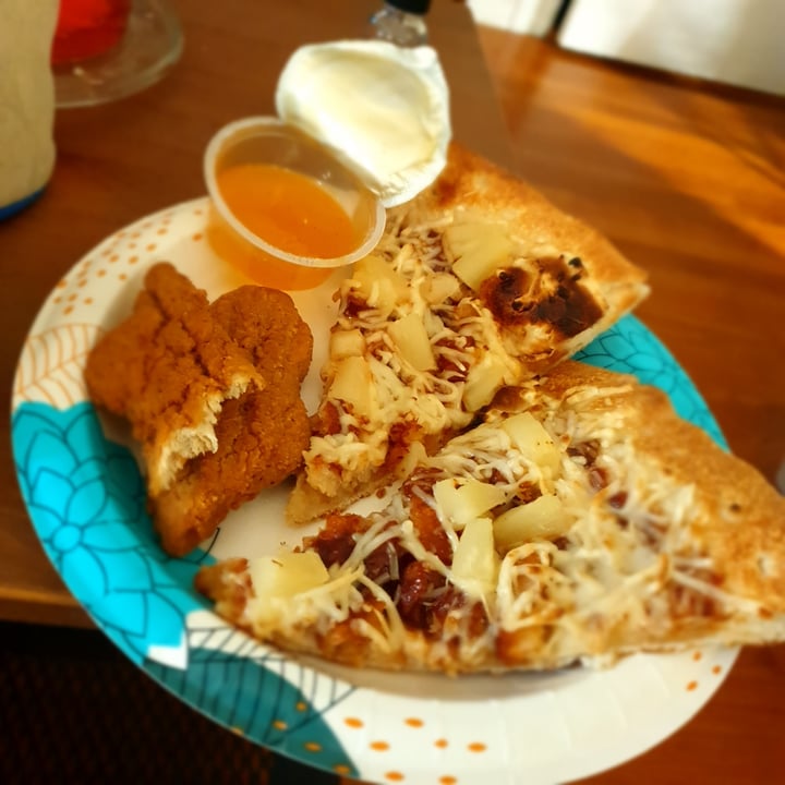 review photo of Parrot Pizza Worcester Vegan BBQ Chicken Pizza shared by @autumnleaves on 27 May 2022 - review
