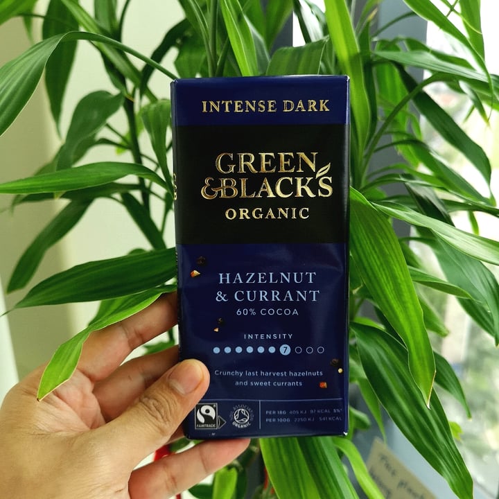 green-black-s-dark-chocolate-with-hazelnut-currant-review-abillion