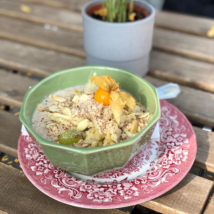 photo of Café Schwesterherz Vegan Breakfast II -  Porridge shared by @anasha on  22 Sep 2020 - review