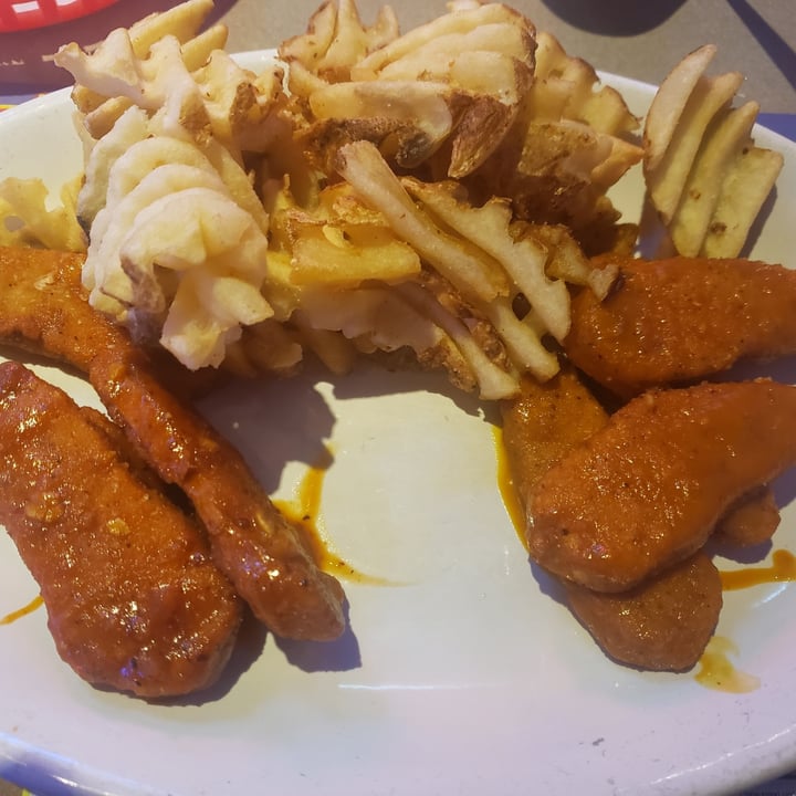 photo of Pluckers Gardein Meatless Boneless Wings Basket shared by @teregami on  18 Aug 2020 - review