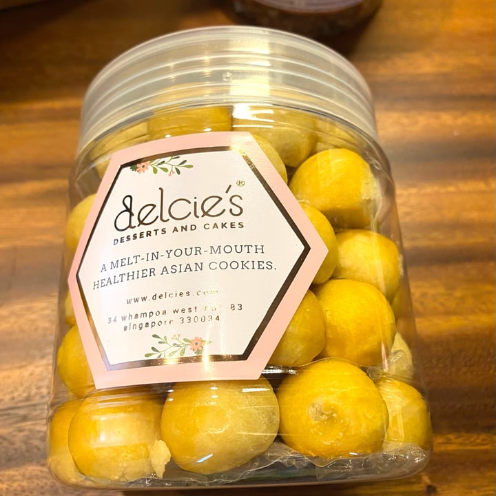 Delcie's Desserts and Cakes Golden Pineapple Ball Review abillion