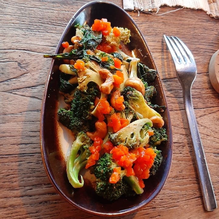 Zest Ubud Indonesia Wok Fried Broccoli Cashew and Thai Basil Review