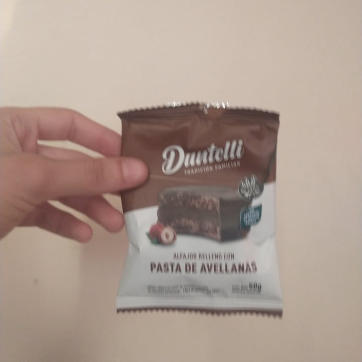 review photo of dantelli Alfajor de chocolate relleno con pasta de Avellanas shared by @sofihourcade on 05 Nov 2022 - review