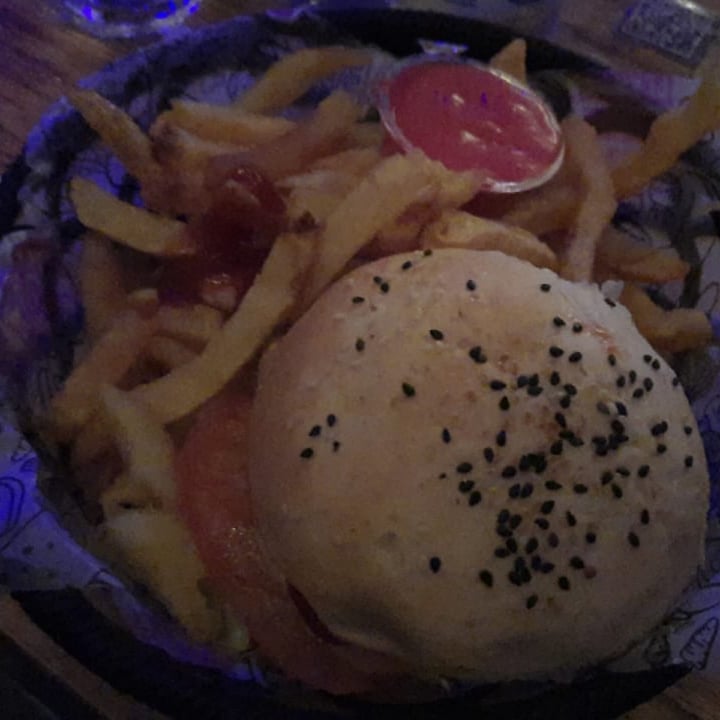 photo of Lado V Hamburguesa con tomate y papas shared by @marzonicolas on  09 Jul 2022 - review