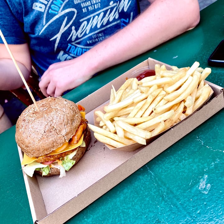 Las Vegan's Hot Cheezy Burger Reviews | abillion