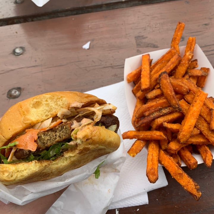 Arlos East Austin, Austin, United States Chipotle Chicken Burger Review