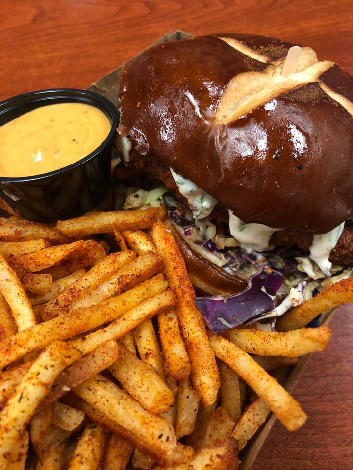 LETTUCE FEAST Sherman Oaks, Los Angeles, United States Nashville Hot Chik’n Sammy Review abillion