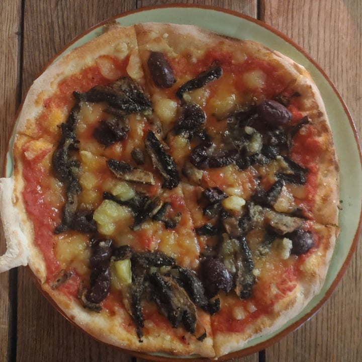 piza-e-vino-jamestown-stellenbosch-south-africa-black-on-white-pizza