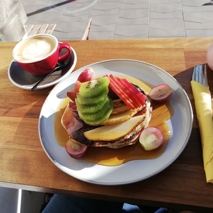 Budapest Baristas V. kerület, Budapest, Hungary Pancakes With Maple Syrup & Fresh Fruits Review