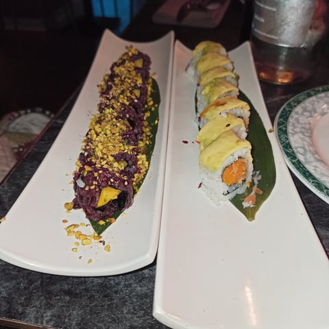 Sushi Con Riso Rosso, Mango E Granella Di Pistacchio