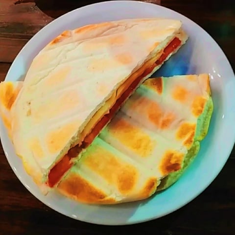 Tostado de queso y tomate