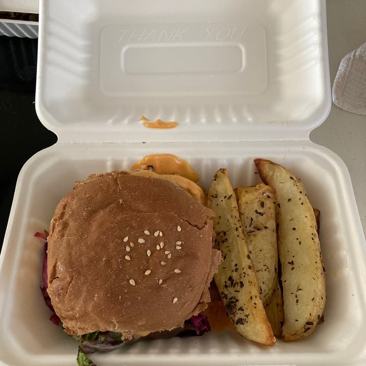 Lexi's Kouzina Bryanston, Sandton, South Africa Activated Charcoal Burger With Wedges Review