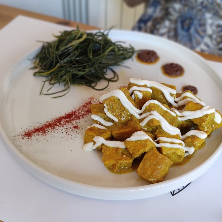 Nativa Ristorante Roma, Italy Tempeh al curry con salsa allo yogurt, composta di olive leccino e