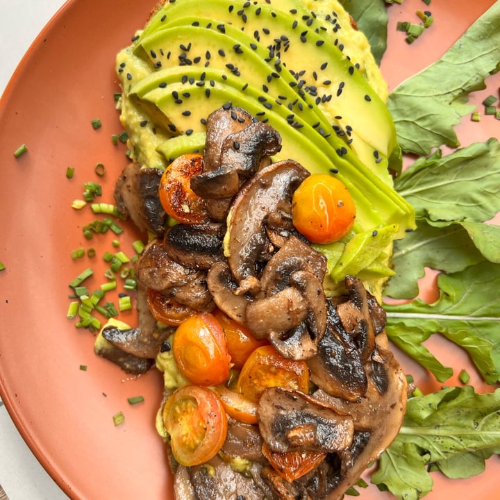review photo of Pura Vida veggie and vegan Avocado Toast - Pesto, Mushroom And Tomatoes shared by @emmalj on 12 Oct 2022 - review