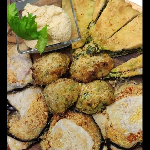 Hummus, poloette di patate, parmigiana di melanzane e torta salat