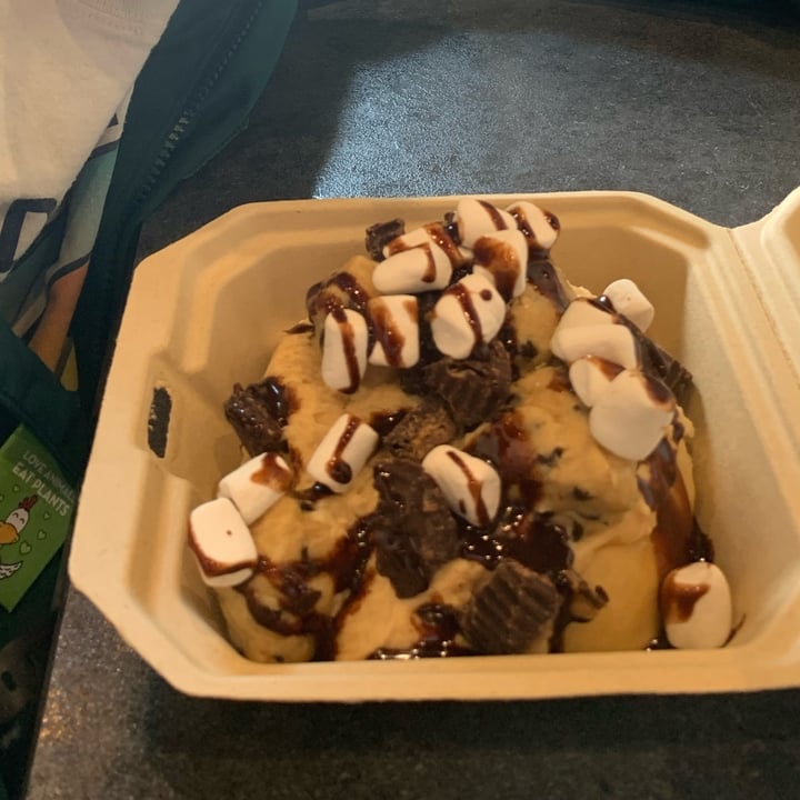 photo of Cinnaholic Rocky Mountain Roll shared by @vegselina on  29 Mar 2022 - review