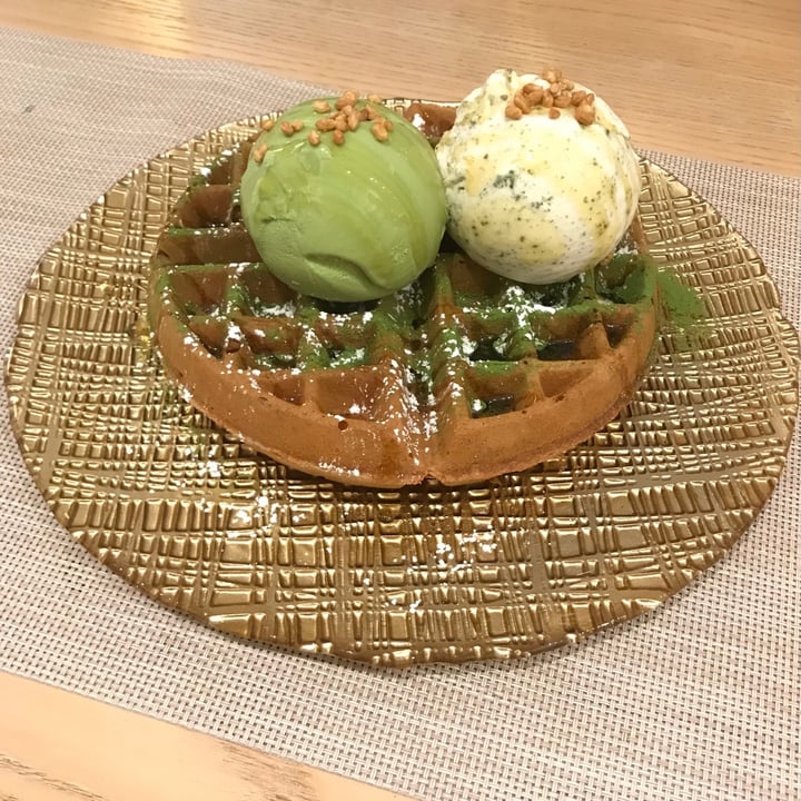 Hvala CHIJMES Downtown Core, Singapore Waffles And Ice Cream Review