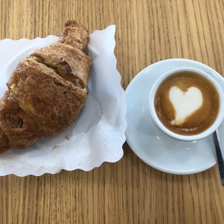 photo of Fondi dal 1936 caffè  e cornetto shared by @veggyviole on  23 Sep 2022 - review
