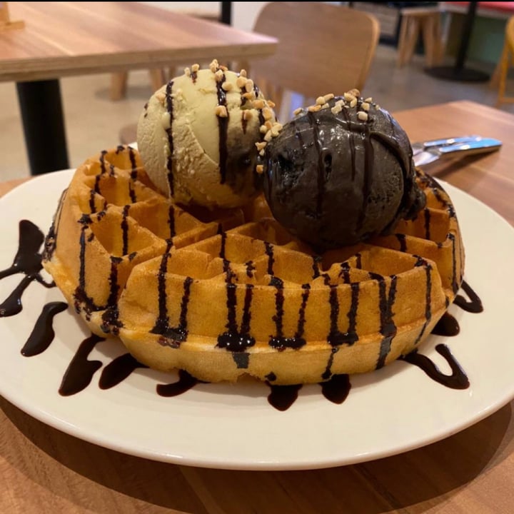 WS Deli Experience Store Jurong East, Singapore Classic Waffles Review