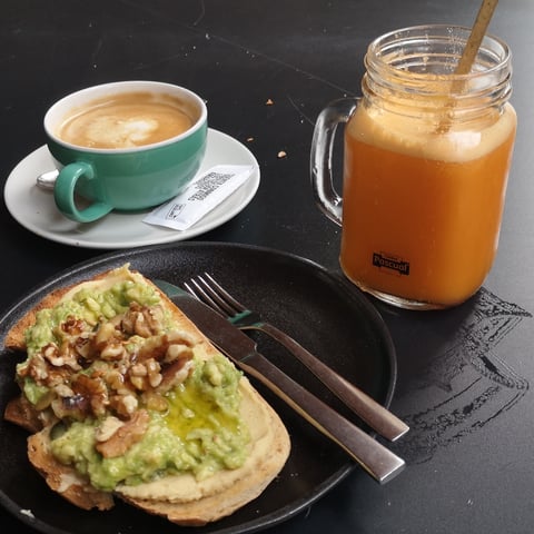 Tosta con hummus y aguacate, café con bebida de almendras y zumo natural de naranja, zanahoria y jengibre