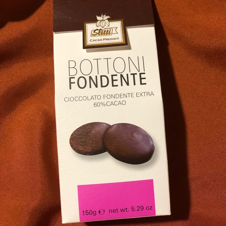 Conchiglie Nelle Forme Assortite E Nei Termini Di Dimensioni Sulla Sabbia Della Spiaggia 76487043