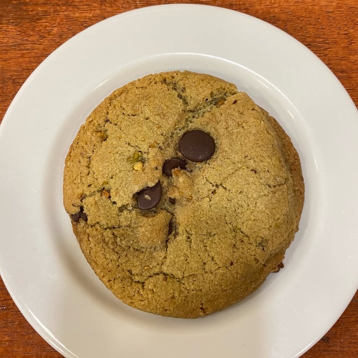 review photo of Hera Veggie Cookie de Pistache com Gotas de Chocolate shared by @vegcomma on 26 Apr 2022 - review