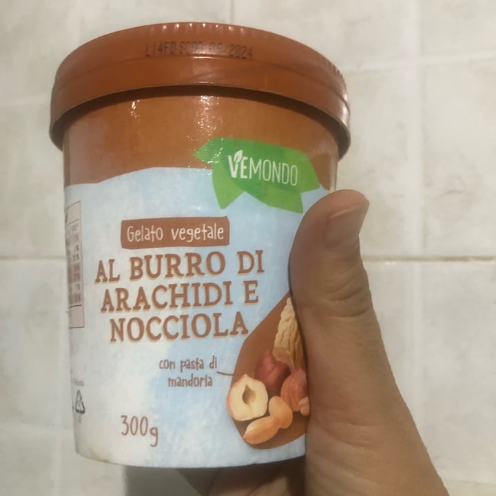 photo of Vemondo Gelato al burro di arachidi e nocciola shared by @veggyviole on  23 Sep 2022 - review