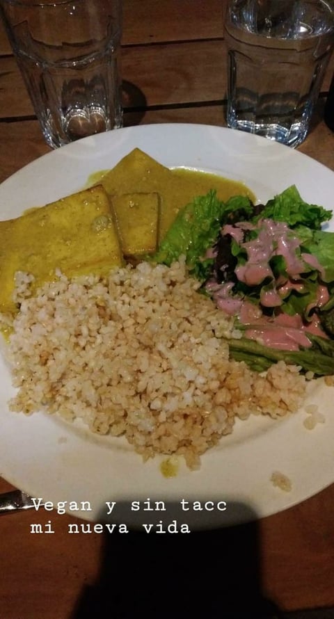 Tofu a la mostaza con vegetales y arroz yamani